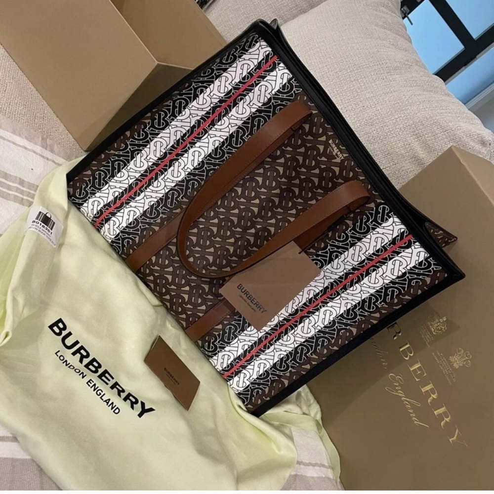 ⭐️ Gorgeous ⭐️ Burberry bag